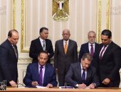 صور.. رئيس الوزراء يشهد توقيع عقد نهائى لاتفاقية تطوير إشارات قطارات "أسيوط- نجع حمادى"