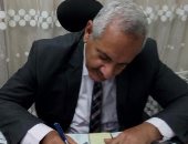 وكيل وزارة الرى بأسيوط يوقع على استمارة "علشان تبنيها" لدعم السيسي
