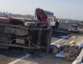 إصابة سائق فى حادث انقلاب سيارة نصف نقل بطريق بنها الحر بالقليوبية