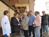 خلال جولة تفقدية.. محافظ بورسعيد يعد مواطنى حى المناخ بحل مشكلة الصرف