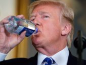 فيديو وصور.. سخرية من ترامب بعد شربه الماء خلال حديثه عن جولته الآسيوية