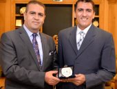 رئيس جامعة المنصورة يكرم حكم لبطولة ويمبلدون من العاملين