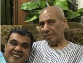 شاهد.. الفنان أحمد فتحى ينشر صورة بصحبة والده