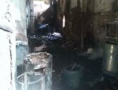 صور.. الدفع بـ6 سيارات إطفاء للسيطرة على حريق مصنع حلويات بالخانكة