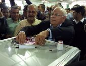 صور.. محافظ بورسعيد يدلى بصوته فى انتخابات النادى المصرى