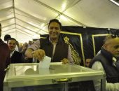 حلبية وأحمد متولى يصوتان فى انتخابات النادى المصرى (صور)