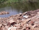 بالصور.. تلوث مياه النيل بسوهاج بمخلفات البناء والصرف الصحى.. وقارئ يستغيث