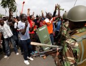 صور.. اشتباكات عنيفة بين الشرطة الكينية ومتظاهرين قرب مطار نيروبى