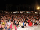 صور وفيديو.. آلاف السائحين يشاهدون إضاءة سماء شرم الشيخ بالأنوار