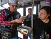 صور.. مواطنو فنزويلا يهربون إلى كولومبيا لكسب الرزق بعيدا عن أزمات وطنهم