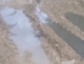 صور.. مياه الصرف الصحى تغرق الشوارع بحى البساتين فى الخارجة