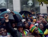 شعب زيمبابوى يخرج عن صمته.. احتفالات عارمة فى البلاد بعد استقالة موجابى