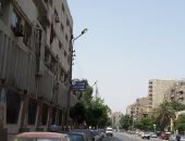 صورة.. أعمدة إنارة مضاءة نهارا أمام مستشفى منشية البكرى فى جسر السويس