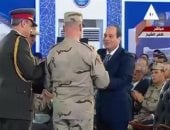 رئيس جهاز الخدمة الوطنية يهدى الرئيس المصحف الشريف فى افتتاح بركة غليون