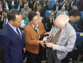 صور وفيديو.. محافظ البحيرة تهدى حفيد شامبليون نموذجا من حجر رشيد