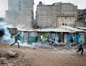صور.. اشتباكات عنيفة فى كينيا بعد مقتل 4 أشخاص فى حى فقير بنيروبى