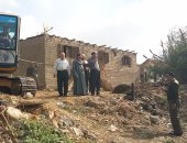 صور.. حمله لإزالة التعديات على منطقة "الكامب" بنهر النيل بالقناطر 