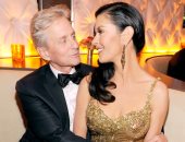 س و ج.. كواليس احتفال كاترين زيتا جونز بعيد زواجها الـ17.. كيف وقع مايكل دوجلاس فى حبها؟ وأين التقى بها لأول مرة فى حياته؟.. ومتى قرر الثنائى الزواج؟ وكم سعر الخاتم الماسى الذى قدمه لها هدية التعارف؟ "صور"