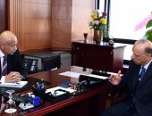 رئيس الوزراء يوجه باستكمال رصف الشوارع بمحاور القاهرة الرئيسية  