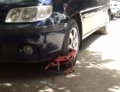 حى الدقى يوقع غرامات انتظار تبدأ من 500 حتى 1000 جنيه على أصحاب السيارات الخاصة.. مواطنون: المحافظة تعامل السيارات كالمحال والأكشاك وتركت إشغالات المقاهى.. وندفع 500 جنيه لفك الكلابش رغم أن المخالفة بـ40 جنيه