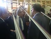 وزير التنمية المحلية لمسؤلى مشغل: هشترى 10 نول شهريا بشرط البنات تشتغل