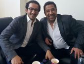 صور.. أحمد حلمى والشاب خالد فى جلسة "ضحك هيستيرية"