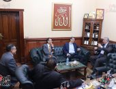 سامح عاشور يستقبل محمود طاهر بمكتبه.. ويؤكد: نجح فى العبور بالأهلى (صور)