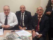 صور.. راكب بالمطار حاول تهريب 10 كيلو مشغولات فضية مخبأة حول جسده 