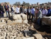 صور.. وزير الآثار ورئيس جامعة عين شمس يصلان لموقع حفائر منطقة عرب الحصن بالمطرية