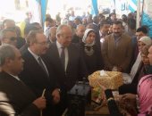 وزير التنمية المحلية ومحافظ بنى سويف يتنافسان على شراء منتجات سيدات ابشنا "صور"
