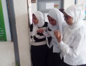 صور.. اختناق طالبات بمدرسة ثانوية فى الداخلة بسبب حرق مخلفات زراعية
