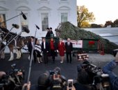 صور.. ميلانيا تستقبل شجرة الكريسماس بالبيت الأبيض فى غياب ترامب