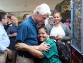 صور.. الرئيس الأمريكى الأسبق بيل كلينتون يزور أهالى بورتريكو بعد إعصار ماريا