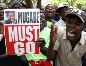 صور.. معارضو رئيس زيمبابوى يرفعون لافتات "ارحل يا موجابى"
