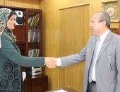 محافظ دمياط يبحث مع مدير الأبنية التعليمية موقف المدارس تحت الإنشاء