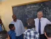 صور.. محافظ أسوان يتفقد مدرسة الطاقة الشمسية ببنبان