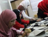 صور.. 9 فتيات من الصم وضعاف السمع بسوهاج يصنعن سجادا من الجلود