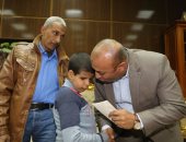 صور .. محافظ المنوفية يكرم تلميذ حصل على المركز الأول فى حفظ القرءان