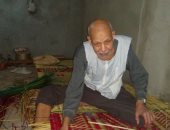 فيديو وصور.. قصة العم "عبد الرحيم" صانع الحصر اليدوية بالشرقية