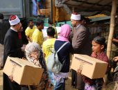 بدء توزيع المساعدات المقدمة من الأزهر الشريف للاجئى الروهينجا فى بنجلاديش.. فيديو
