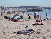 صور.. حرارة الشمس تجبر سكان كاليفورنيا على الهروب لشواطئ لوس أنجلوس