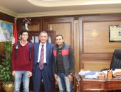 محافظ كفر الشيخ يكرم الطالب أحمد مطر مبتكر علاج سرطان الجلد