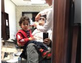 شاهد.. آسر ياسين  وابنه "عند الحلاق" 