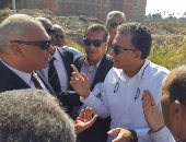 صور وفيديو ..وزير النقل أثناء تجربة اتصال بالبلوك بسوهاج:"يا فتحى صحى محمد كل شوية"