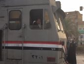 صور.. وزير النقل يستقل كابينة جرار قطار بسوهاج للتأكد من سلامة الإشارات