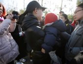 صور.. أولياء أمور يهاجمون روضة أطفال فى الصين بعد مزاعم تحرش جنسى بداخله