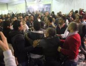 صور.. مشادات بين أنصار قائمتى انتخابات الزمالك بعد غلق باب التصويت.. فيديو