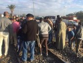 أهالى بالشرقية ينقذون سائقا من الموت بعد انحراف سيارته عن الطريق 