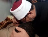 صور.. وزير الأوقاف يقبل رأس إمام مسجد الروضة المصاب ويؤكد: كلنا مجاهدون 
