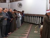 فيديو وصور.. محافظ كفرالشيخ يصلى مع الآلاف صلاة الغائب على أرواح الشهداء